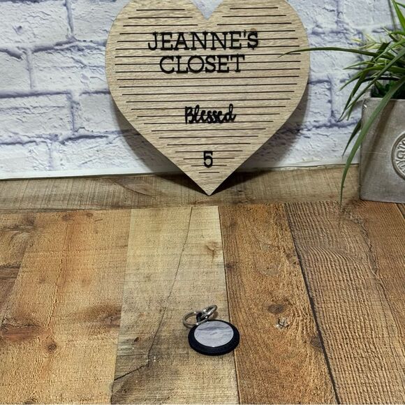 Lululemon Logo Keychain - Picture 5 of 9